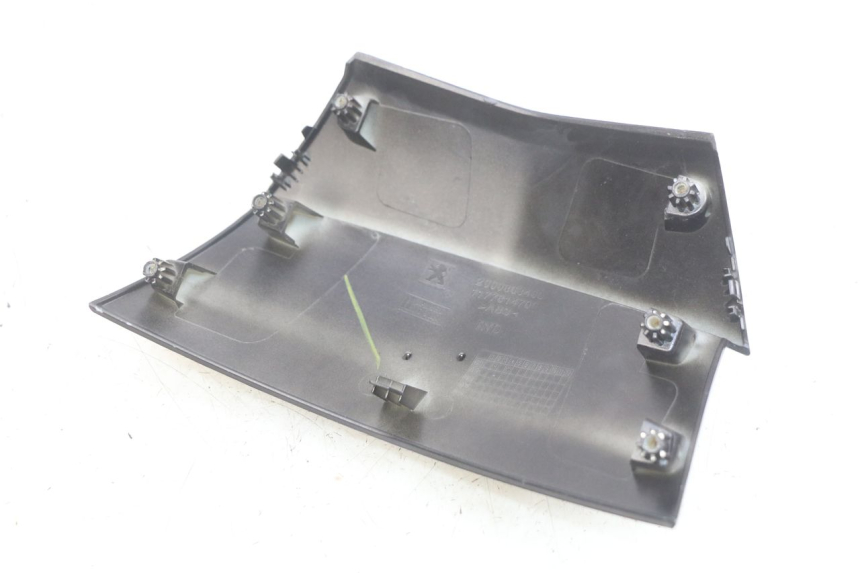 photo de ZŁĄCZE OWIEWKI TYLNEJ PEUGEOT CITYSTAR 125 (2011 - 2017) - Szczegół części