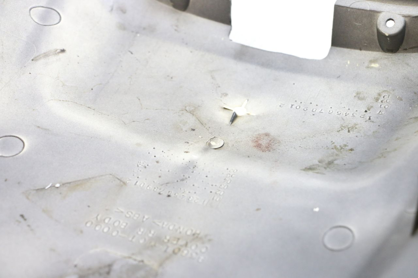 photo de Złącze tylnej owiewki HONDA FJS SILVER WING SILVERWING 400 (2005 - 2008) - Zbliżenie techniczne