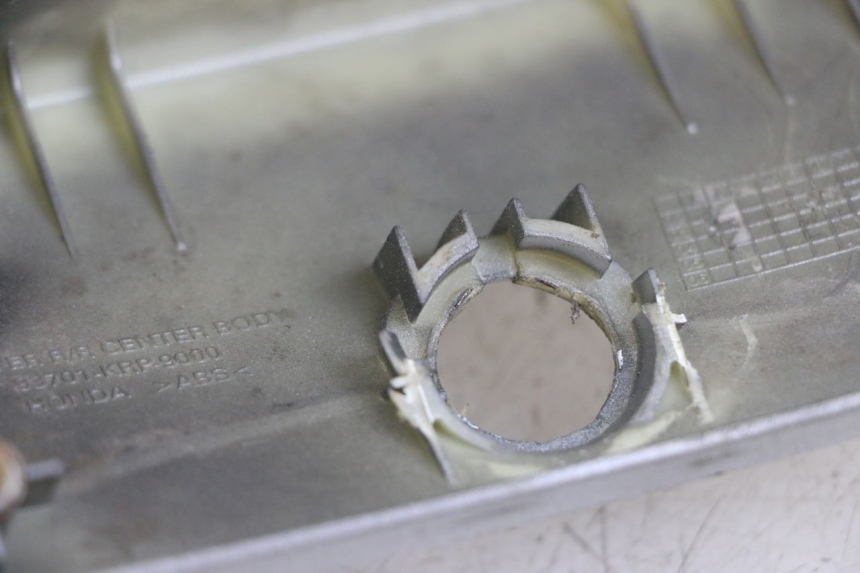 photo de Złącze tylnej owiewki HONDA SCV LEAD 100 (2003 - 2007) - Szczegół części