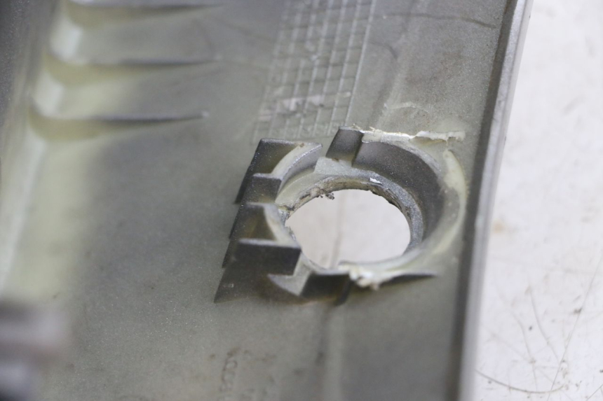 photo de Złącze tylnej owiewki HONDA SCV LEAD 100 (2003 - 2007) - Zoom stanu zużycia