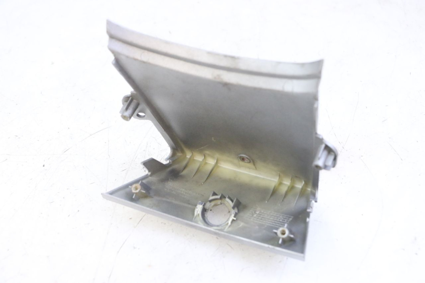 photo de Złącze tylnej owiewki HONDA SCV LEAD 100 (2003 - 2007) - Zbliżenie techniczne