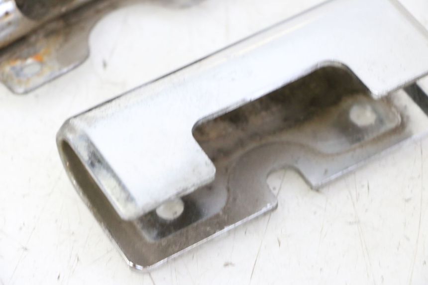 photo de Złącze dolnej tylnej owiewki HYOSUNG GV AQUILA 125 (2000 - 2009) - Inny kąt widzenia