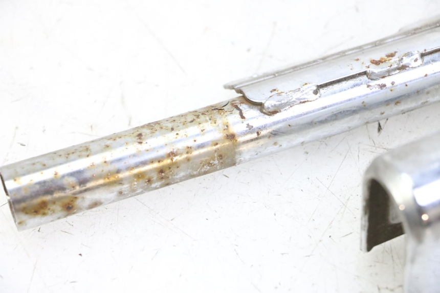 photo de Złącze dolnej tylnej owiewki HYOSUNG GV AQUILA 125 (2000 - 2009) - Widok ogólny