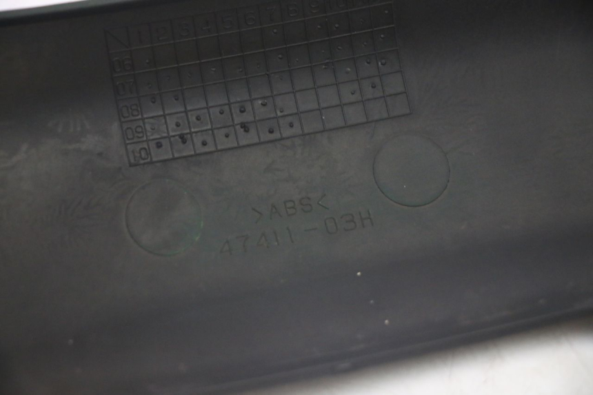 photo de Złącze dolnej tylnej owiewki SUZUKI BURGMAN 125 (2007 - 2014) - Zbliżenie komponentów