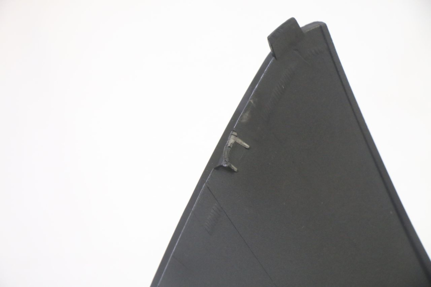 photo de Złącze dolnej tylnej owiewki SUZUKI BURGMAN 125 (2007 - 2014) - Oznaczenia i referencje