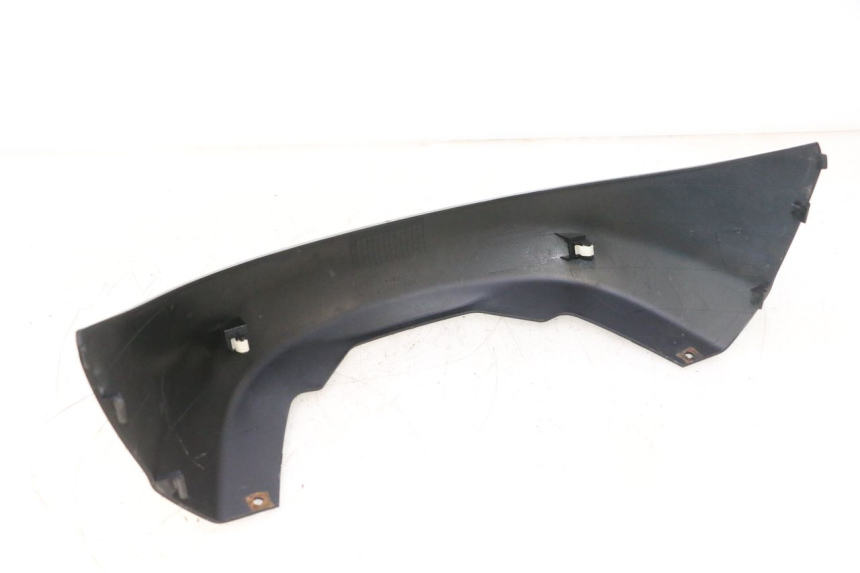 photo de Złącze dolnej tylnej owiewki SUZUKI BURGMAN 125 (2007 - 2014) - Szczegół części
