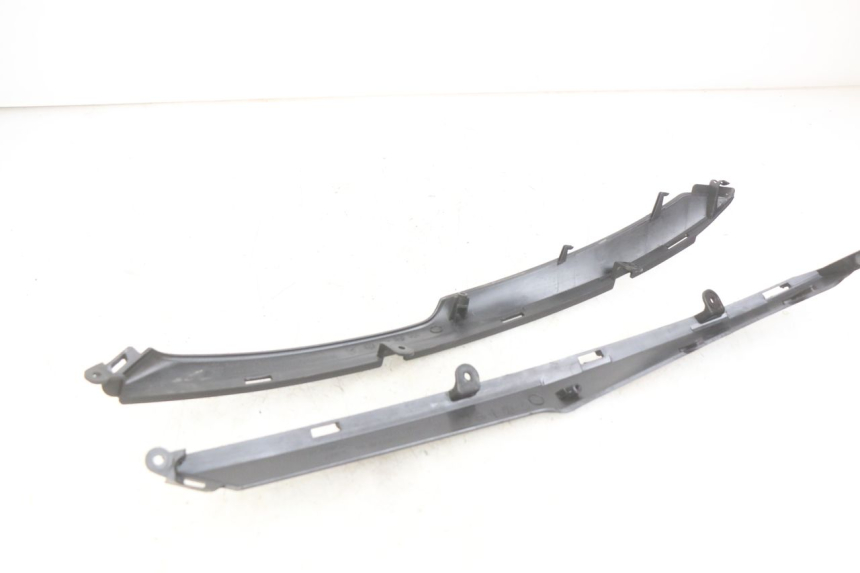 photo de Złącze dolnej tylnej owiewki KYMCO DOWNTOWN ABS 125 (2015 - 2017) - Zoom stanu zużycia