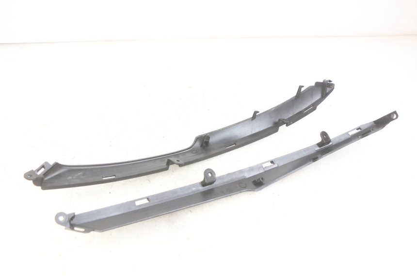 photo de Złącze dolnej tylnej owiewki KYMCO DOWNTOWN ABS 125 (2015 - 2017) - Zbliżenie techniczne