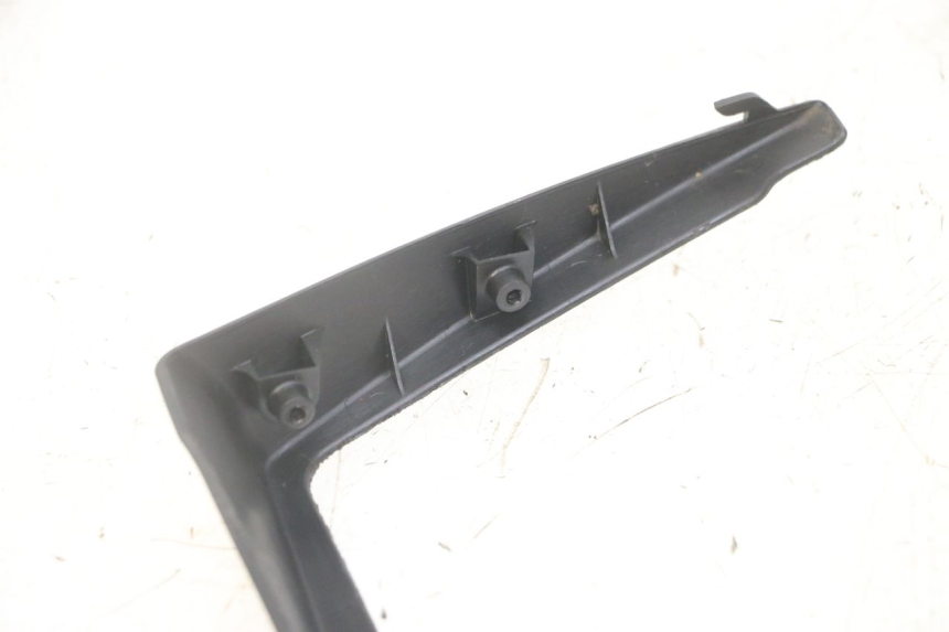 photo de Złącze dolnej tylnej owiewki SUZUKI GS GSE 500 (2001 - 2003) - Inny kąt widzenia