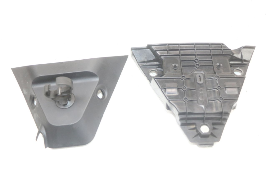 photo de Złącze dolnej tylnej owiewki HUSQVARNA SVARTPILEN 401 (2018 - 2023) - Szczegół części