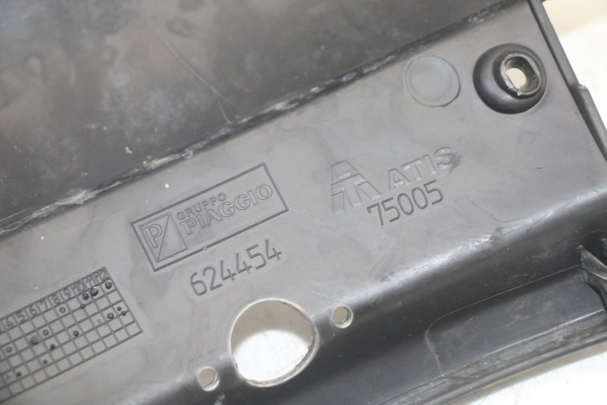 photo de Złącze dolnej tylnej owiewki PIAGGIO MP3 RL 250 (2006 - 2010) - Widok ogólny