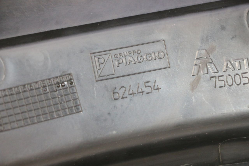 photo de Złącze dolnej tylnej owiewki PIAGGIO MP3 125 (2006 - 2014) - Zbliżenie techniczne