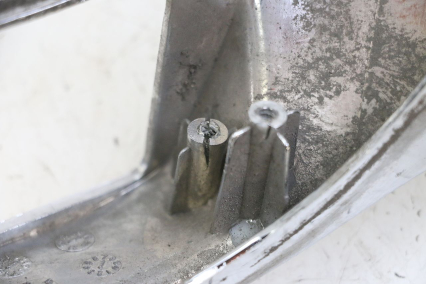 photo de Złącze dolnej tylnej owiewki KYMCO LIKE 4T 50 (2019 - 2025) - Zoom stanu zużycia