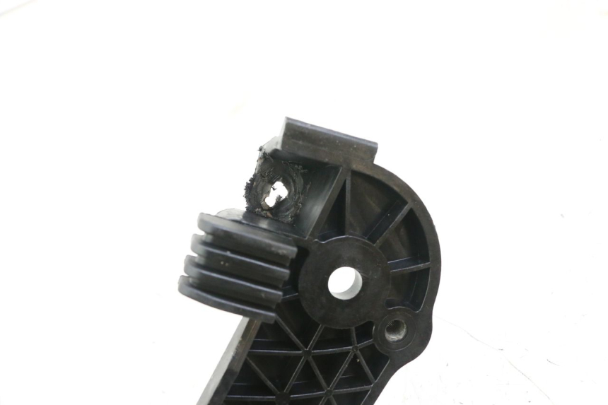 photo de Złącze dolnej tylnej owiewki MBK OVETTO 4T 50 (2008 - 2016) - Widok ogólny