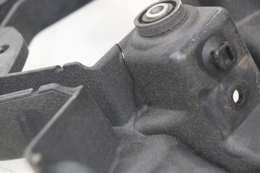 photo de Złącze dolnej tylnej owiewki BMW R GS 1200 (2005 - 2007) - Inny kąt widzenia