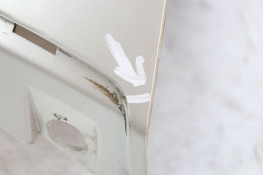 photo de Złącze dolnej tylnej owiewki PEUGEOT SATELIS 125 (2010 - 2012) - Szczegół części