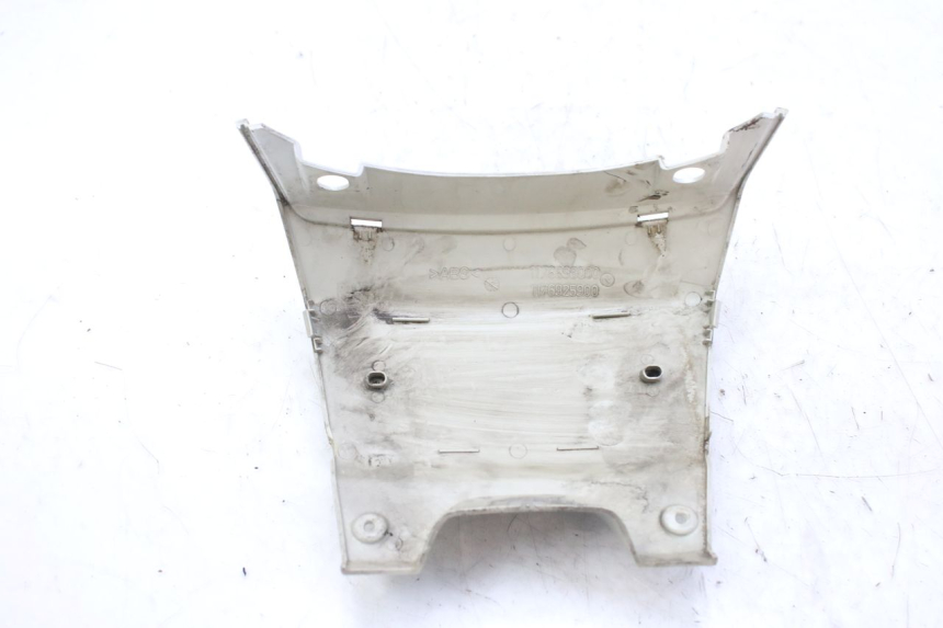 photo de Złącze dolnej tylnej owiewki PEUGEOT SATELIS 125 (2010 - 2012) - Inny kąt widzenia