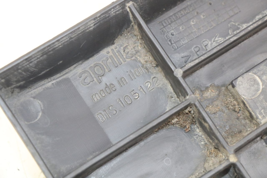 photo de Złącze dolnej tylnej owiewki APRILIA SCARABEO 100 (2003 - 2012) - Szczegół części