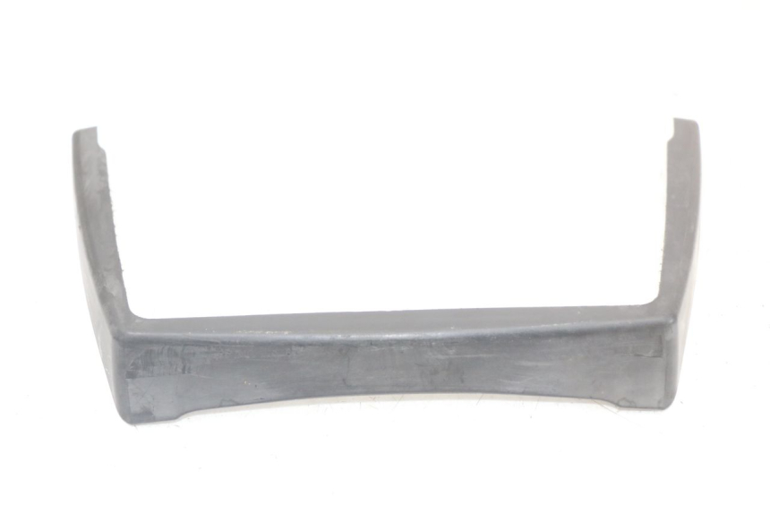 photo de Złącze dolnej tylnej owiewki SUZUKI GS F 500 (2004 - 2007) - Zoom stanu zużycia