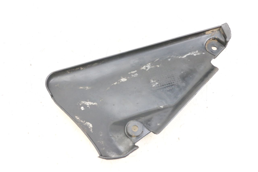 photo de Złącze dolnej tylnej owiewki DAELIM VL DAYSTAR 125 (2000 - 2011) - Zoom stanu zużycia