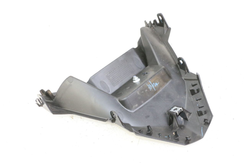 photo de Złącze dolnej tylnej owiewki YAMAHA XMAX X-MAX 125 (2021 - 2025) - Zbliżenie techniczne