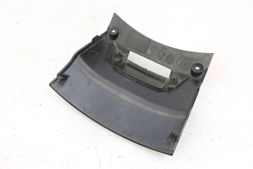 photo de Złącze dolnej tylnej owiewki PIAGGIO X8 125 (2004 - 2007) - Zoom stanu zużycia