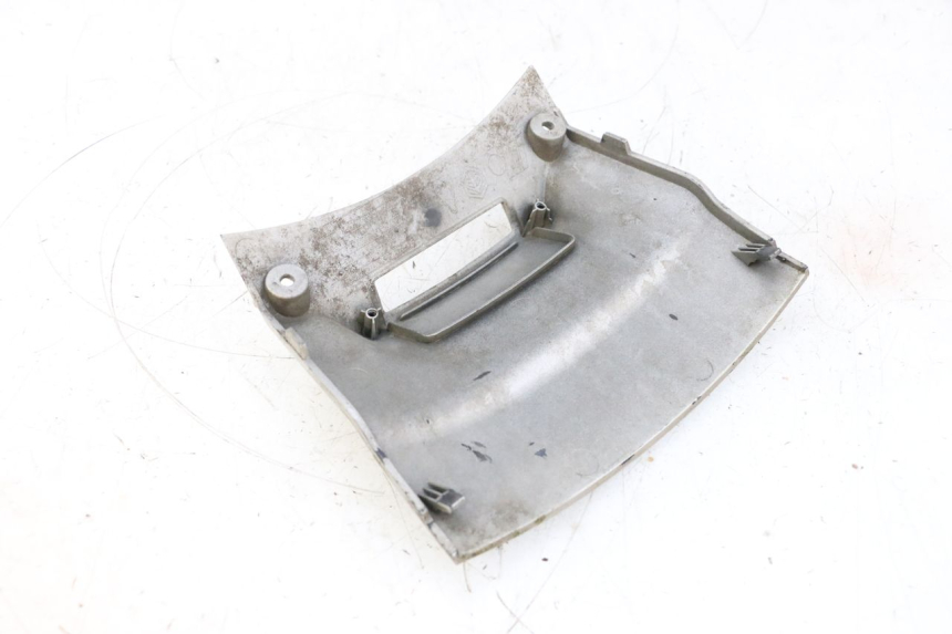 photo de Złącze dolnej tylnej owiewki PIAGGIO X8 125 (2004 - 2007) - Zoom stanu zużycia