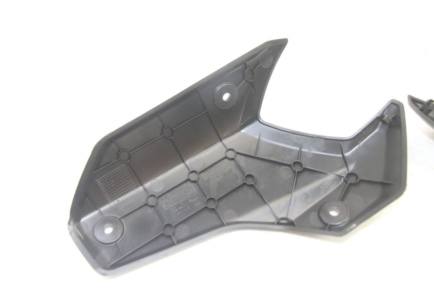 photo de Złącze tylnej owiewki PEUGEOT KISBEE 4T 50 (2018 - 2022) - Inny kąt widzenia