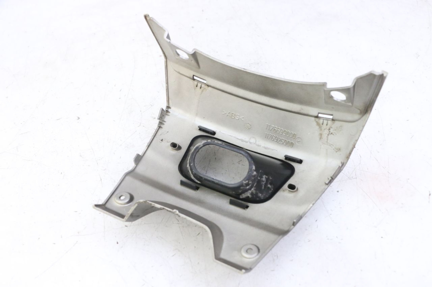 photo de Złącze tylnej owiewki PEUGEOT SATELIS 125 (2013 - 2018) - Zoom stanu zużycia