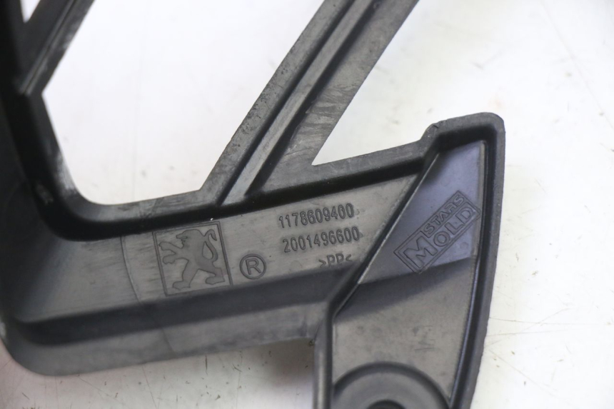 photo de Złącze tylnej owiewki PEUGEOT STREETZONE I NAKED 2T 50 (2018 - 2020) - Zbliżenie techniczne