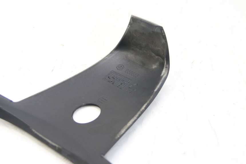 photo de Złącze górnej tylnej owiewki PIAGGIO BEVERLY 125 (2010 - 2015) - Inny kąt widzenia