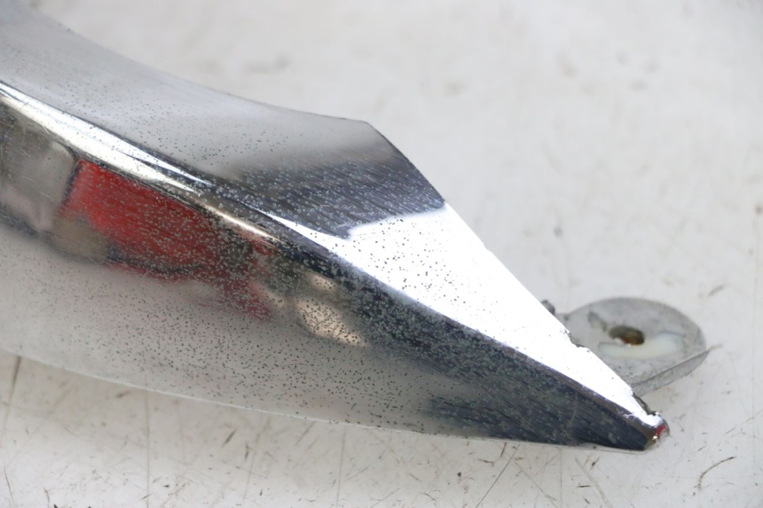 photo de Złącze górnej tylnej owiewki DAELIM BESBI 125 (2007 - 2008) - Zbliżenie techniczne