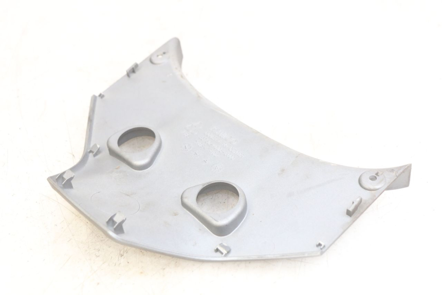 photo de Złącze górnej tylnej owiewki KYMCO DOWNTOWN ABS 125 (2015 - 2017) - Zbliżenie techniczne