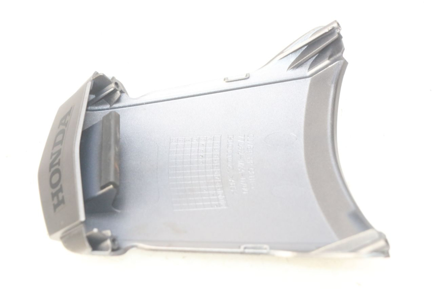 photo de Złącze górnej tylnej owiewki HONDA FES PANTHEON 2T 125 (1998 - 2002) - Szczegół części