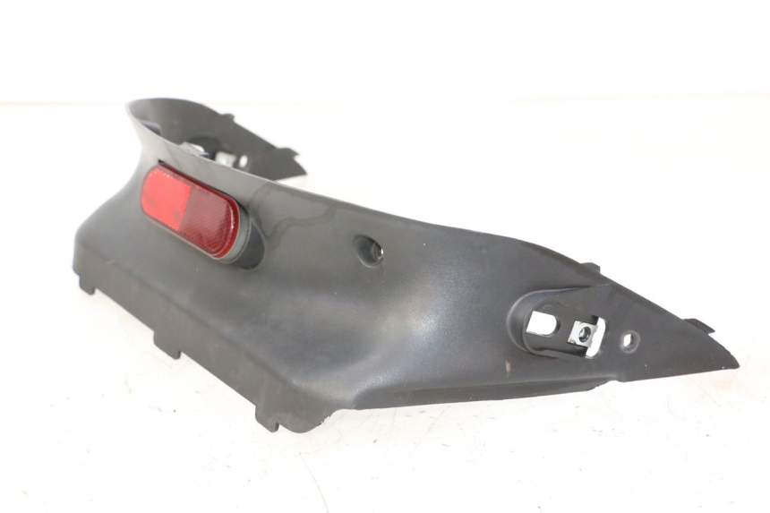 photo de Złącze górnej tylnej owiewki DAELIM HISTORY 125 (2001 - 2002) - Inny kąt widzenia