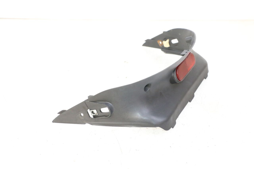 photo de Złącze górnej tylnej owiewki DAELIM HISTORY 125 (2001 - 2002) - Zbliżenie techniczne