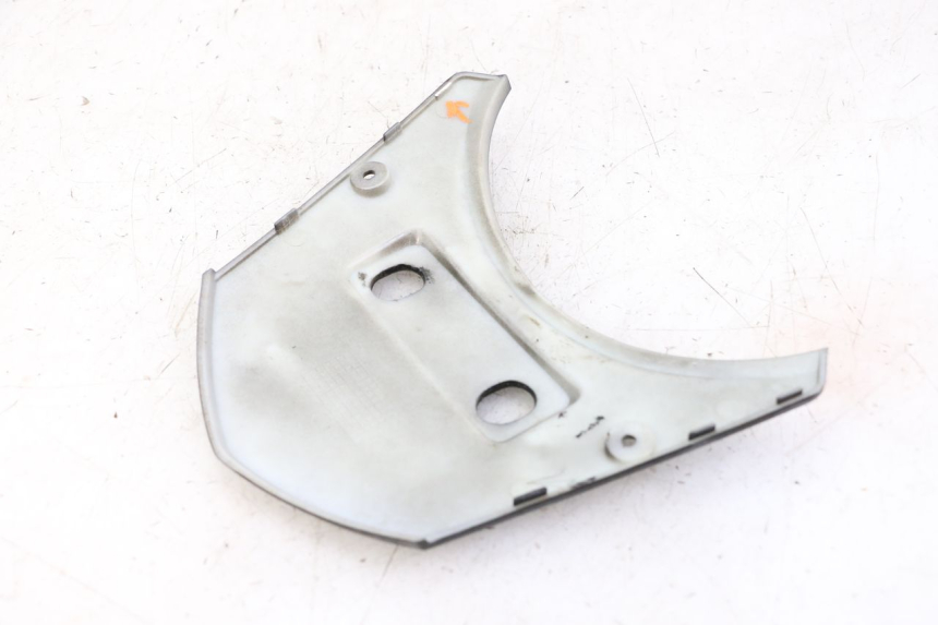 photo de Złącze górnej tylnej owiewki LONGJIA SHARPY 125 (2020 - 2024) - Zbliżenie techniczne