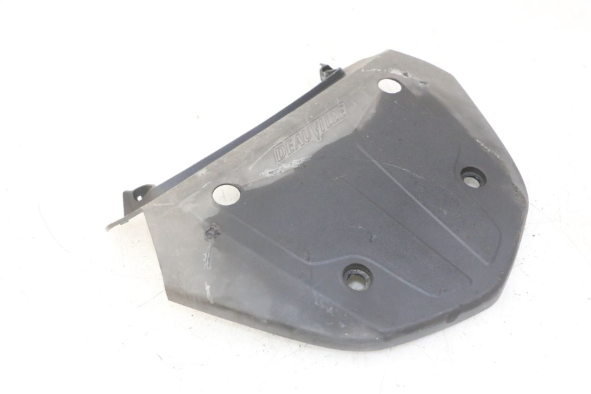 photo de Złącze górnej tylnej owiewki HONDA NTV DEAUVILLE ABS 700 (2007 - 2016) - Zbliżenie techniczne