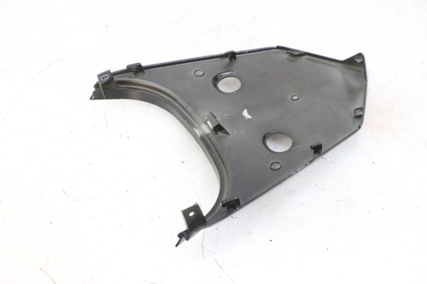 photo de Złącze górnej tylnej owiewki SYM ORBIT III 3 4T 50 (2021 - 2025) - Inny kąt widzenia