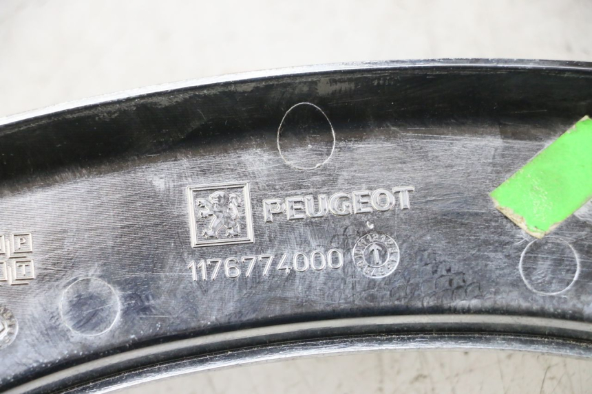 photo de Złącze górnej tylnej owiewki PEUGEOT SATELIS 125 (2013 - 2018) - Inny kąt widzenia