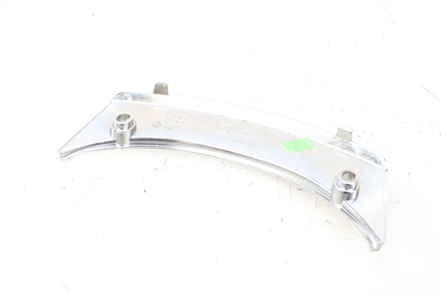 photo de Złącze górnej tylnej owiewki PEUGEOT SATELIS 125 (2013 - 2018) - Zbliżenie techniczne