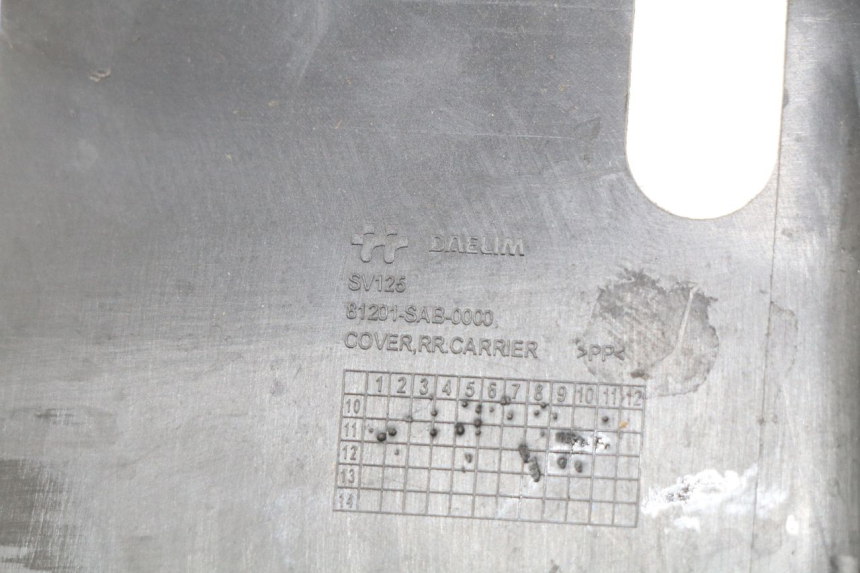 photo de Złącze górnej tylnej owiewki DAELIM S3 125 (2010 - 2017) - Zoom stanu zużycia