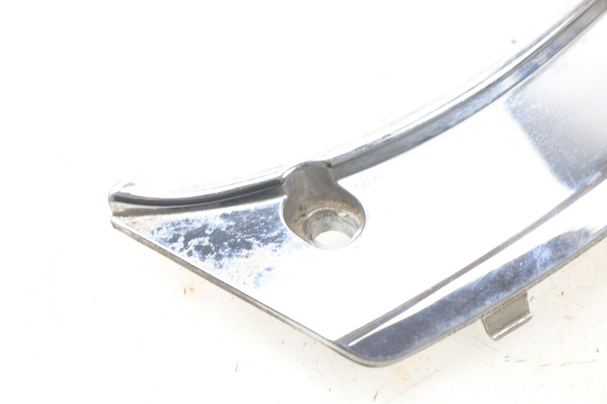 photo de Złącze górnej tylnej owiewki PEUGEOT SATELIS 125 (2006 - 2009) - Zbliżenie techniczne