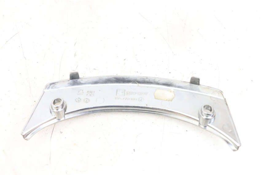 photo de Złącze górnej tylnej owiewki PEUGEOT SATELIS 125 (2006 - 2009) - Inny kąt widzenia