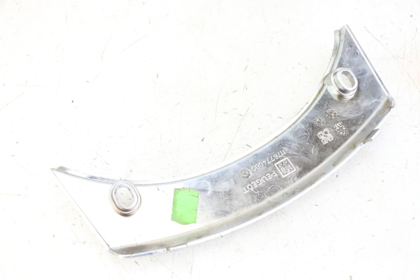 photo de Złącze górnej tylnej owiewki PEUGEOT SATELIS 125 (2013 - 2018) - Zbliżenie techniczne