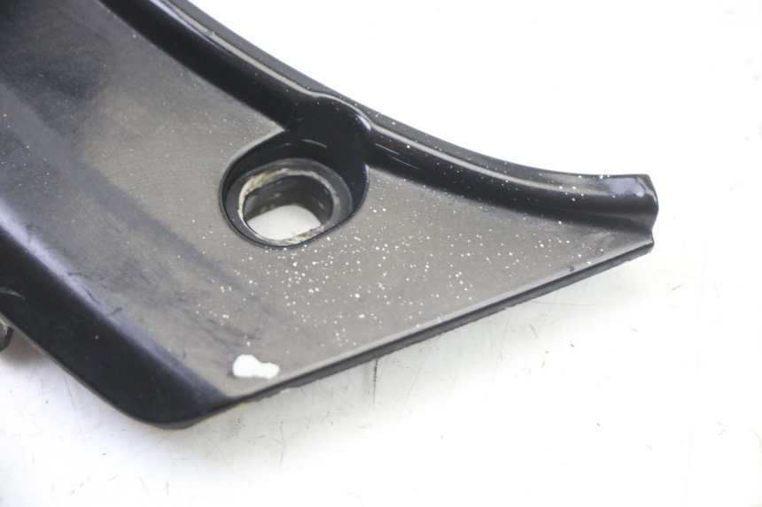 photo de Złącze górnej tylnej owiewki PEUGEOT SATELIS 125 (2013 - 2018) - Inny kąt widzenia