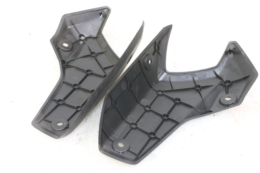 photo de Złącze górnej tylnej owiewki PEUGEOT STREETZONE I 2T 50 (2018 - 2020) - Zoom stanu zużycia