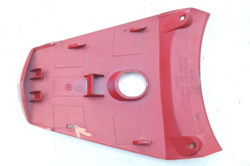 photo de Złącze górnej tylnej owiewki KYMCO SUPER 8 4T 50 (2021 - 2024) - Zbliżenie techniczne