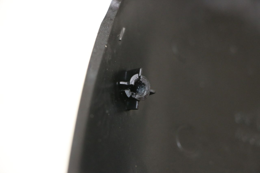 photo de Złącze górnej tylnej owiewki SUZUKI SV S 650 (1999 - 2002) - Zoom stanu zużycia