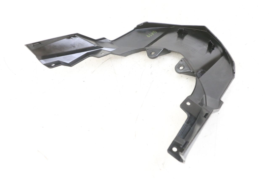 photo de Złącze górnej tylnej owiewki KAWASAKI VERSYS ABS 650 (2015 - 2018) - Zbliżenie techniczne